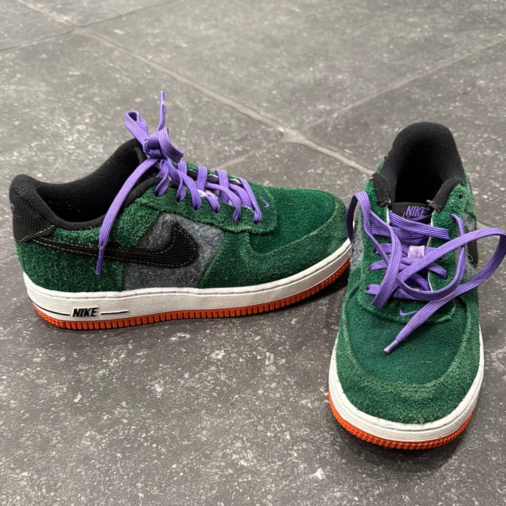 Used 2.5 Nike dunks